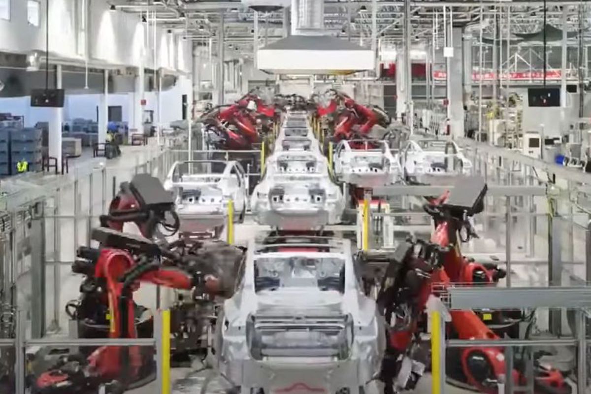 VIDEO&FOTO Imagini spectaculoase: cum e produs de opt roboți „crucișătorul extraterestru”, noul model de automobil produs de Tesla