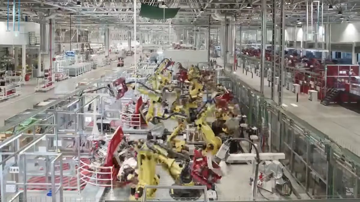 VIDEO&FOTO Imagini spectaculoase: cum e produs de opt roboți „crucișătorul extraterestru”, noul model de automobil Tesla