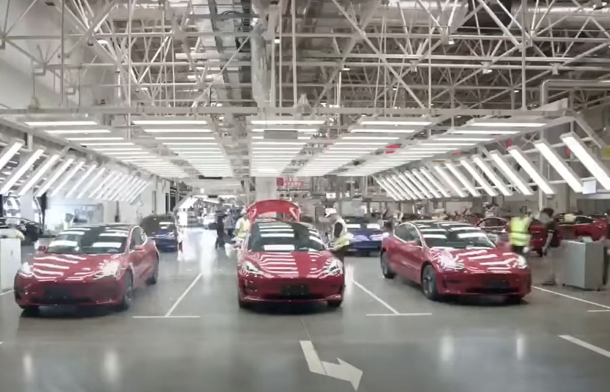 VIDEO&FOTO Imagini spectaculoase: cum e produs de opt roboți „crucișătorul extraterestru”, noul model de automobil Tesla