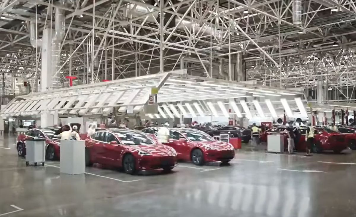 VIDEO&FOTO Imagini spectaculoase: cum e produs de opt roboți „crucișătorul extraterestru”, noul model de automobil Tesla