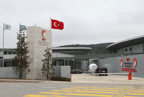 Mai multe focuri de armă au fost trase astăzi la sediul Federației de Fotbal din Turcia. Până în acest moment, agresorul nu a fost prins. Din primele informații, nicio persoană nu a fost rănită.