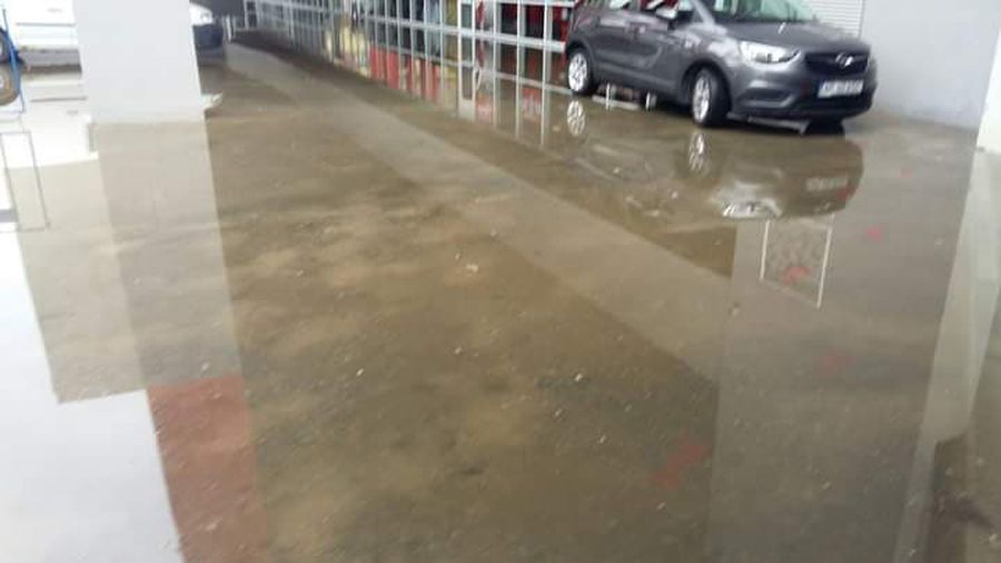Meci din Liga 1, în pericol din cauza inundațiilor de la stadion » Antrenorul și fotbaliștii au înlăturat apa cu mătura