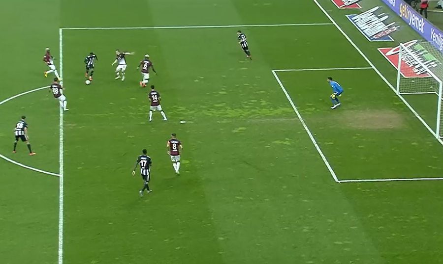Billong, numărul 6, la golul de 4-0 Scandal uriaș în Turcia cu noul transfer al lui CFR Cluj » Acuzat că a fost „blat” în meciul care a decis campioana! Ipostazele cu el sunt ridicole