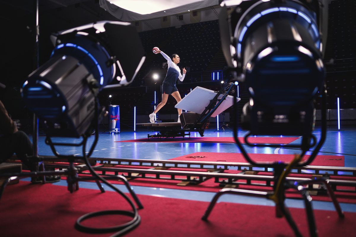 Cyborg Cristina Neagu! Experiment tehnologic incredibil realizat de Red Bull: „Aruncarea ei este de neoprit!” + Cifre-șoc: câți pași face pe secundă!