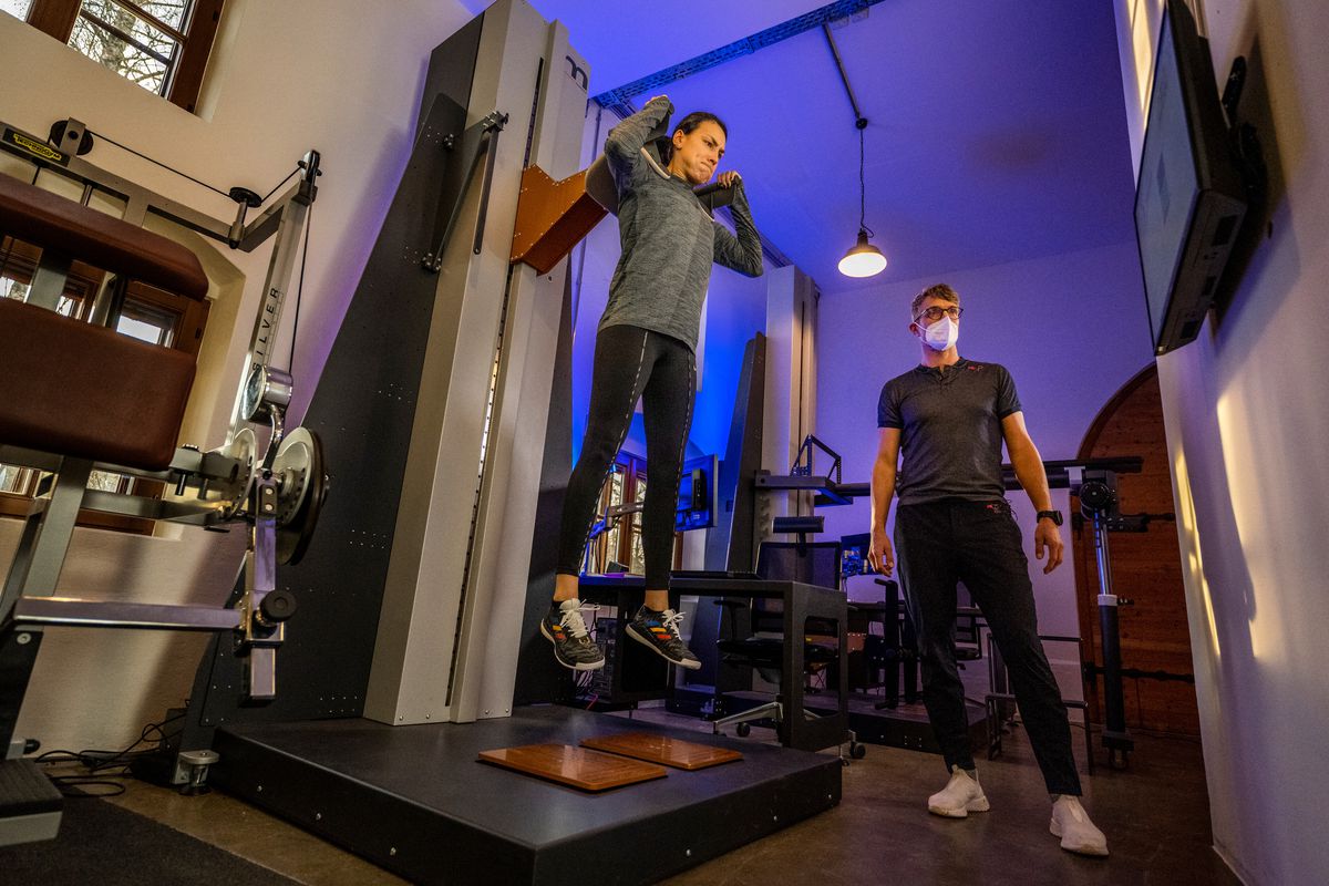 Cyborg Cristina Neagu! Experiment tehnologic incredibil realizat de Red Bull: „Aruncarea ei este de neoprit!” + Cifre-șoc: câți pași face pe secundă!