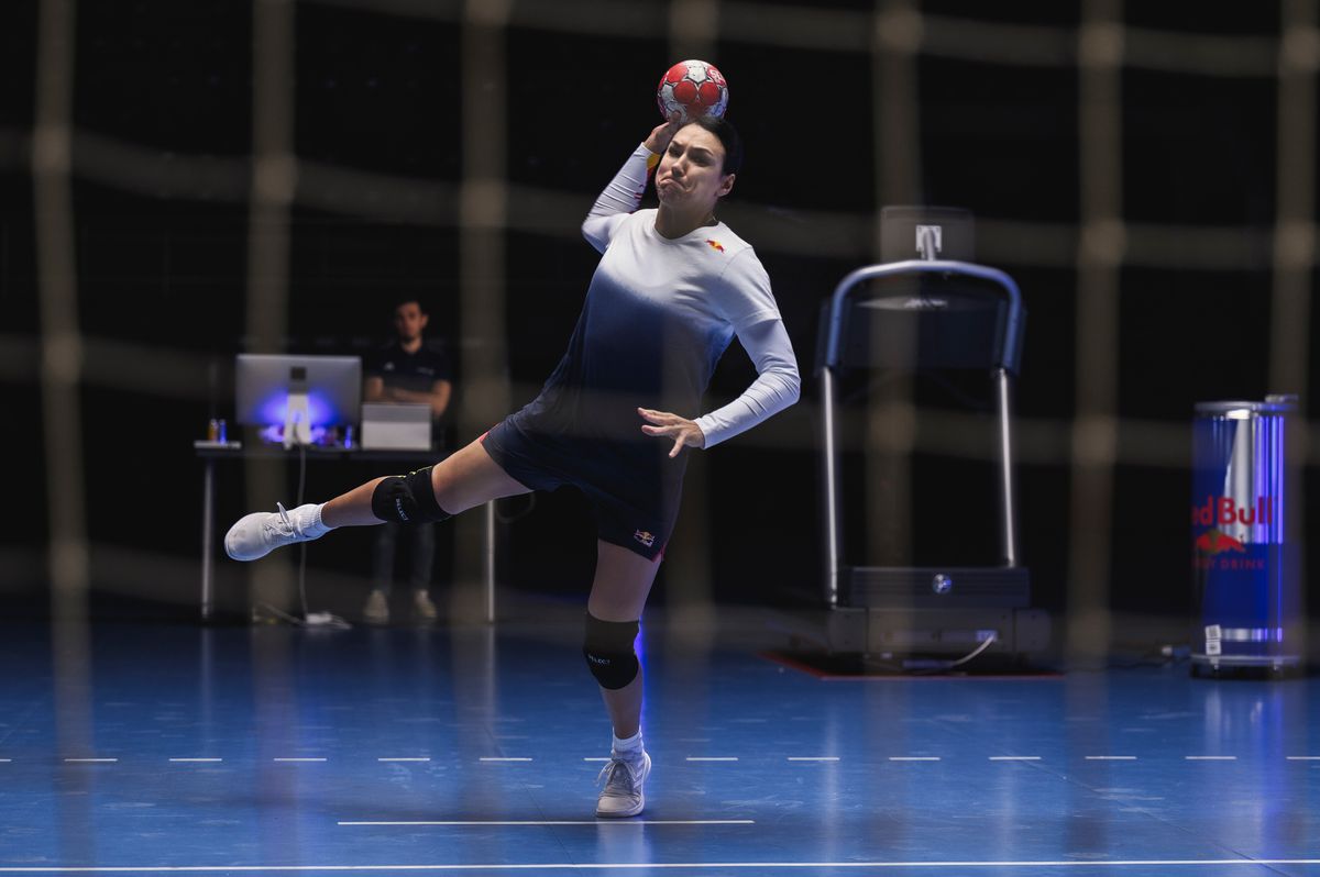 Cyborg Cristina Neagu! Experiment tehnologic incredibil realizat de Red Bull: „Aruncarea ei este de neoprit!” + Cifre-șoc: câți pași face pe secundă!