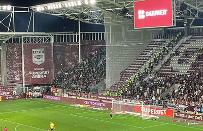 Nici n-a început derby-ul că și-au dat în petic » Scandări rasiste înainte de Rapid - Dinamo