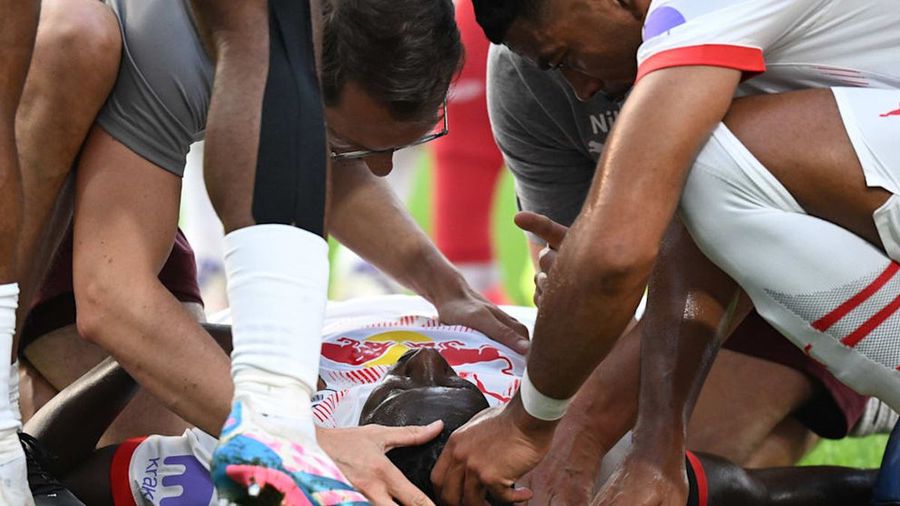 Doctors are working to bring Amadou Haidara back to his senses/Photo: Bild Shocking details of the horrific accident. Stadium falls into oppressive silence