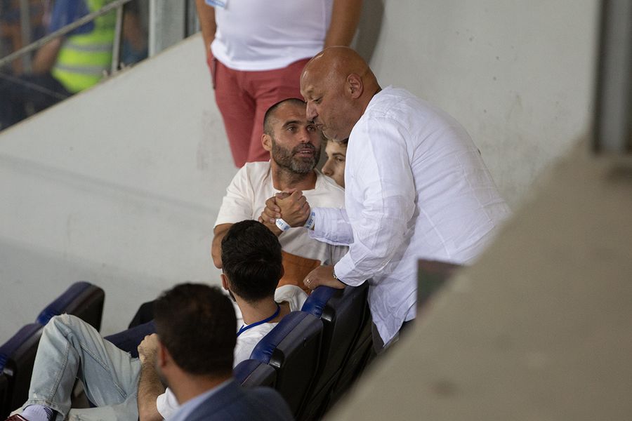 Vasile Maftei l-a salutat pe Gheorghe Răducan în loja Rapidului FOTO: Ionuţ Iordache (GSP) Șumudică a făcut show în Bănie, Săpunaru a fost atracția serii: „Te-aș lua acasă dacă vrei” » 13 detalii remarcate de GSP la Universitatea Craiova - Rapid: top momente pe „Oblemenco”