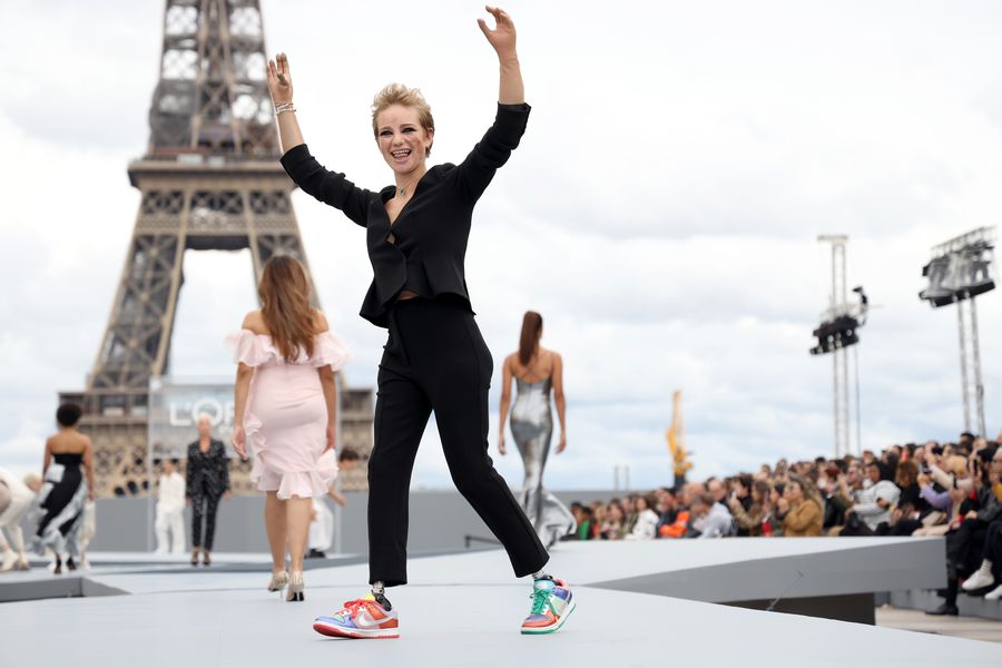 Bebe Vio la o prezentare de modă FOTO Guliver/GettyImages Scrimera Bebe Vio, dublă campioană la Jocurile Paralimpice din 2016 și 2020: „Povestea mea nu se bazează pe boala pe care am avut-o, ci pe sportul pe care-l practic!”