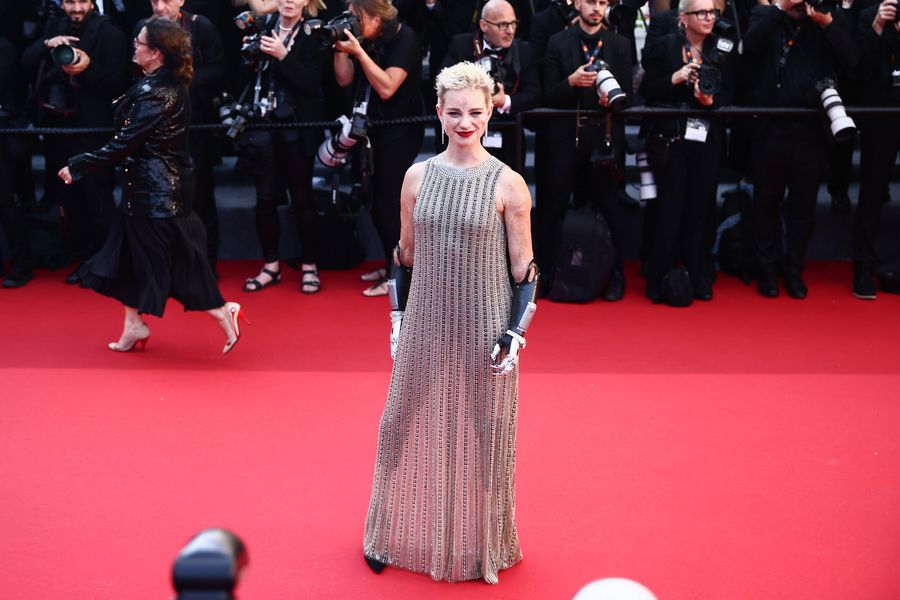 Bebe Vio pe covorul roșu de la Cannes FOTO Imago Images Scrimera Bebe Vio, dublă campioană la Jocurile Paralimpice din 2016 și 2020: „Povestea mea nu se bazează pe boala pe care am avut-o, ci pe sportul pe care-l practic!”