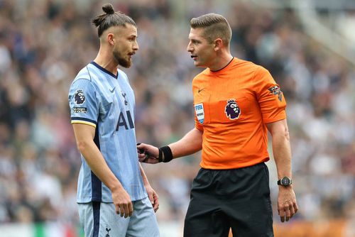 Radu Drăgușin (22 de ani) a fost integralist pentru Tottenham în meciul pierdut cu Newcastle, scor 1-/ foto Guliver/GettyImages