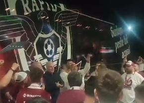 Imagini de colecție cu Marius Șumudică și galeria Rapidului după derby-ul cu U Craiova » Antrenorul a cântat alături de suporteri în benzinărie
