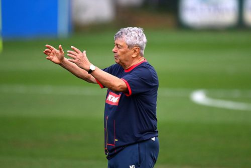 Mircea Lucescu, conducând primul antrenament în acest mandat de selecționer / foto: Raed Krishan (GSP)