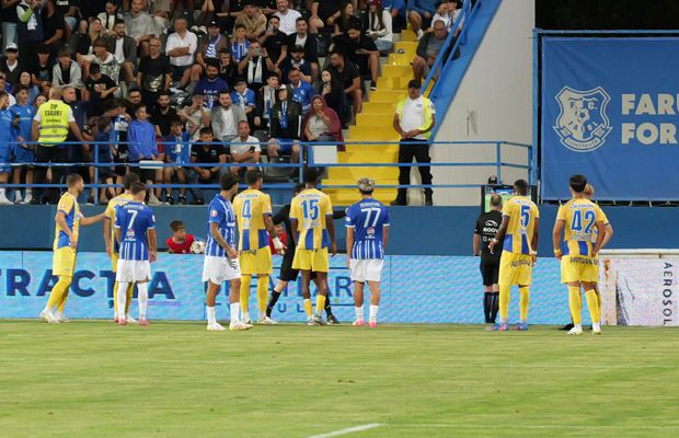 Ce nu s-a văzut la TV în Farul - Petrolul » La VAR, ca la cinema! Un banner de protest + mai multe momente comice