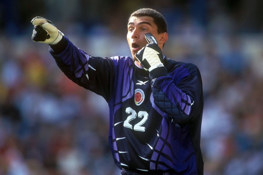 Faryd Mondragon, în meciul România - Columbia (1-0, CM 1998) „El Turco”, zidul din Cali care a supraviețuit unei supradoze » Povestea incredibilă a lui Faryd Mondragon, recordmenul la Cupa Mondială, „executat” de Adrian Ilie: „Stai liniștit, că n-ai scăpat de mine”
