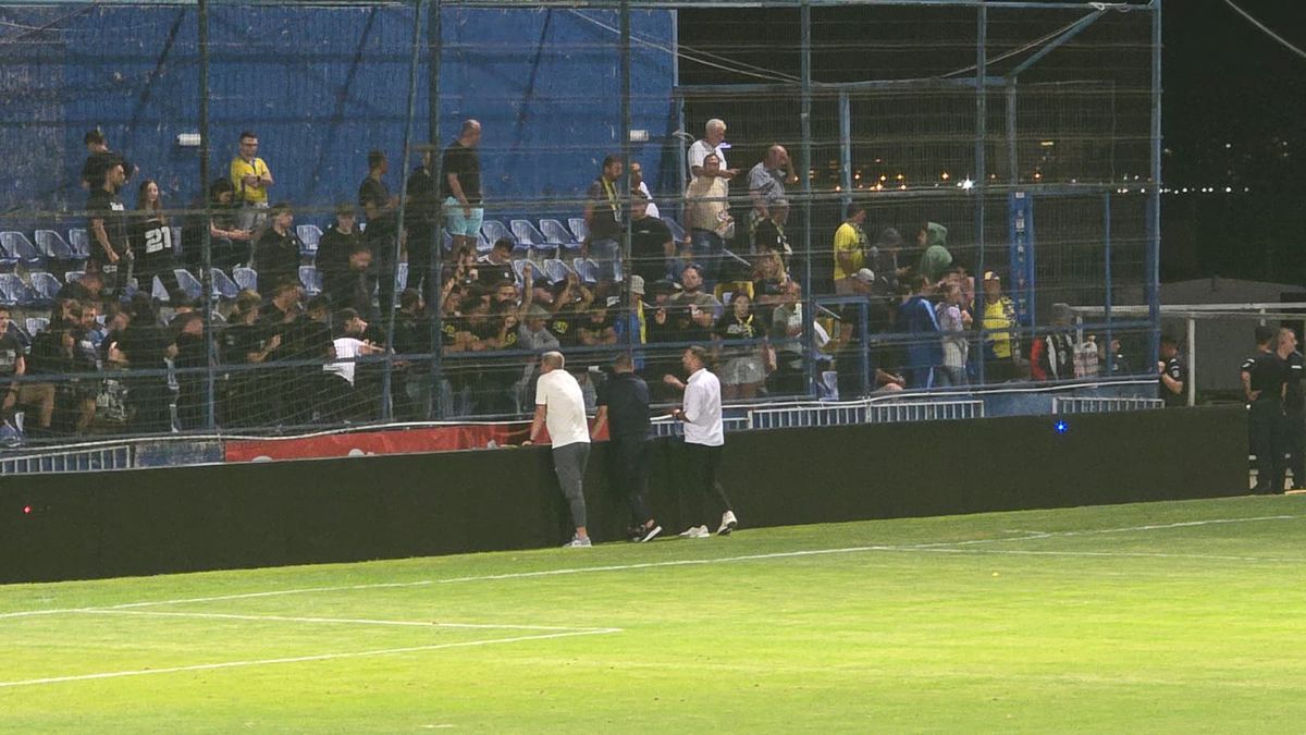 „Demisia, demisia!” » Prima „ciocnire” a sezonului între o galerie și antrenor! Scena, supravegheată atent de jandarmi