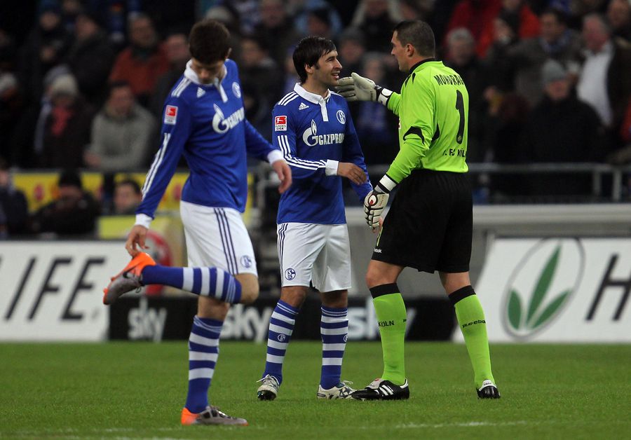 Faryd Mondragon și Raul Gonzalez, după un meci Schalke 04 - FC Koln (Bundesliga, sezonul 2010/2011) „El Turco”, zidul din Cali care a supraviețuit unei supradoze » Povestea incredibilă a lui Faryd Mondragon, recordmenul la Cupa Mondială, „executat” de Adrian Ilie: „Stai liniștit, că n-ai scăpat de mine”