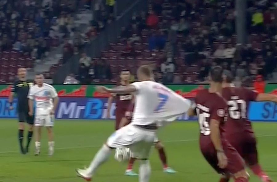 Denis Alibec, ținut de tricou în careu la CFR Cluj - FCSB 2-2 Verdictul lui Adrian Porumboiu, după scandalul de la CFR - FCSB: „Nu ai cum să nu dai așa ceva”
