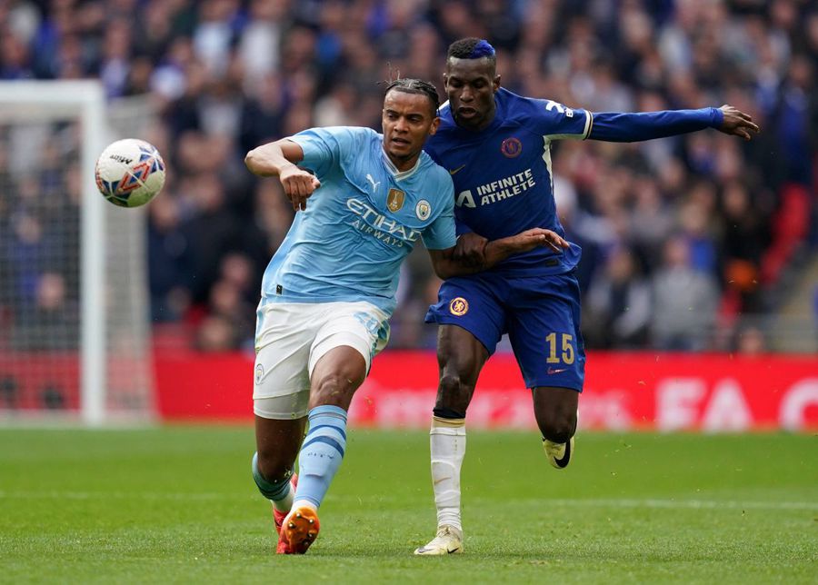 Un transfer „last minute” pentru Cristi Chivu » Inter se întărește de la Manchester City