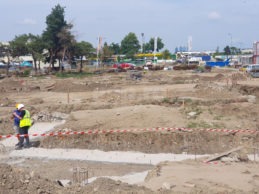 Muncitorii lucrează la fundația colecției de umbrare care vor fi montate la intrarea în complexul Sălii Polivalente din Brașov. Foto: Justin Gafiuc (GSP) „Colosseumul” României e gata în proporție de 70%: „Va arăta fantastic!” » Proiectul a scăpat de tăierea fondurilor guvernamentale
