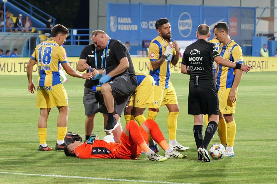 Ce nu s-a văzut la TV în Farul - Petrolul » La VAR, ca la cinema! Un banner de protest + mai multe momente comice