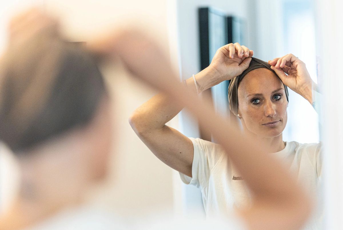 Rămasă fără păr, după ședințele de chimioterapie, fosta handbalistă din Liga Florilor a revenit pe teren