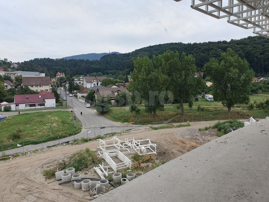 Din înaltul Polivalentei, publicul va putea admira inclusiv peisajul Brașovului și al Tâmpei. Foto: Justin Gafiuc (GSP) „Colosseumul” României e gata în proporție de 70%: „Va arăta fantastic!” » Proiectul a scăpat de tăierea fondurilor guvernamentale