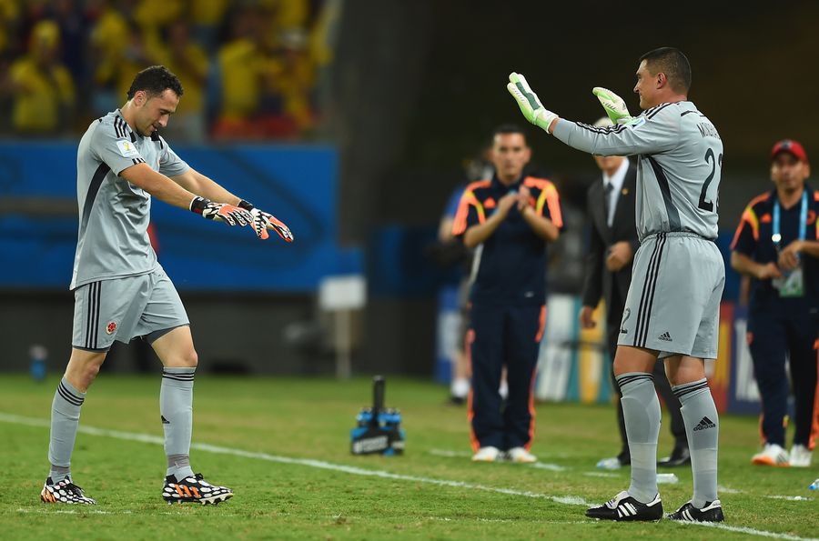 Momentul în care Mondragon îl înlocuiește pe David Ospina (Columbia - Japonia, scor 4-1, la CM 2014 din Brazilia) „El Turco”, zidul din Cali care a supraviețuit unei supradoze » Povestea incredibilă a lui Faryd Mondragon, recordmenul la Cupa Mondială, „executat” de Adrian Ilie: „Stai liniștit, că n-ai scăpat de mine”