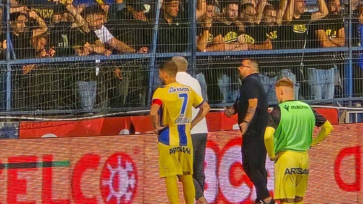 Petrolul, băgată în ședință de suporteri după meciul cu Farul