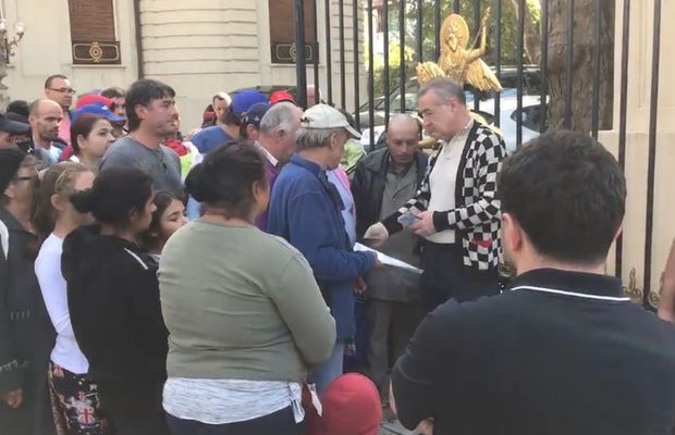 VIDEO Becali, secondat de Luțu, împarte mii de lei celor care-l așteaptă în fața „palatului”