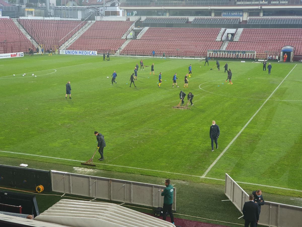 Probleme pentru echipa lui Dan Petrescu! Terenul de la Cluj, inundat înaintea meciului din play-off-ul Europa League