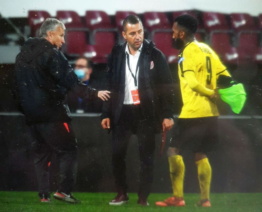 Dan Petrescu, discutând cu Rangel Dan Petrescu, discutând cu Rangel
