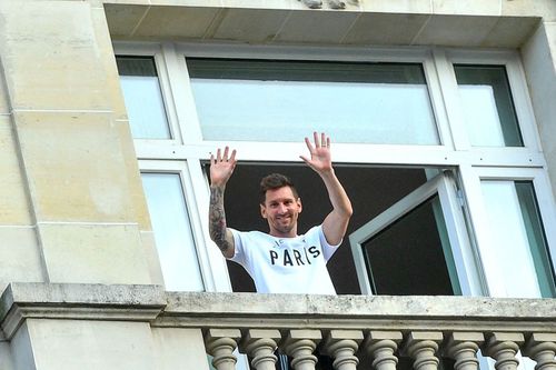 Leo Messi, făcând cu mâna fanilor de la balconul hotelului „Le Royal Monceau”
