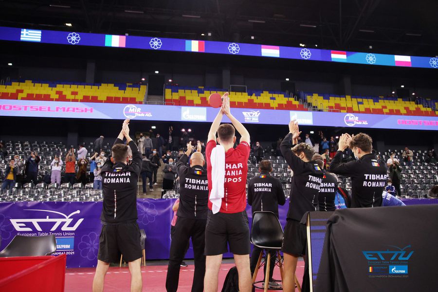 Echipa masculină a României mulțumind celor care i-au susținut FOTO ettu.org „Tricolorii” caută medaliile la Campionatul European pe echipe de la Cluj-Napoca