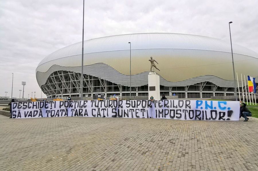 Conducerea FCU Craiova rămâne fermă pe poziții: „Jucăm fără spectatori, e legislație tâmpită!” » Ultrașii lui CSU ies la atac: „Deschideți porțile, impostorilor!”
