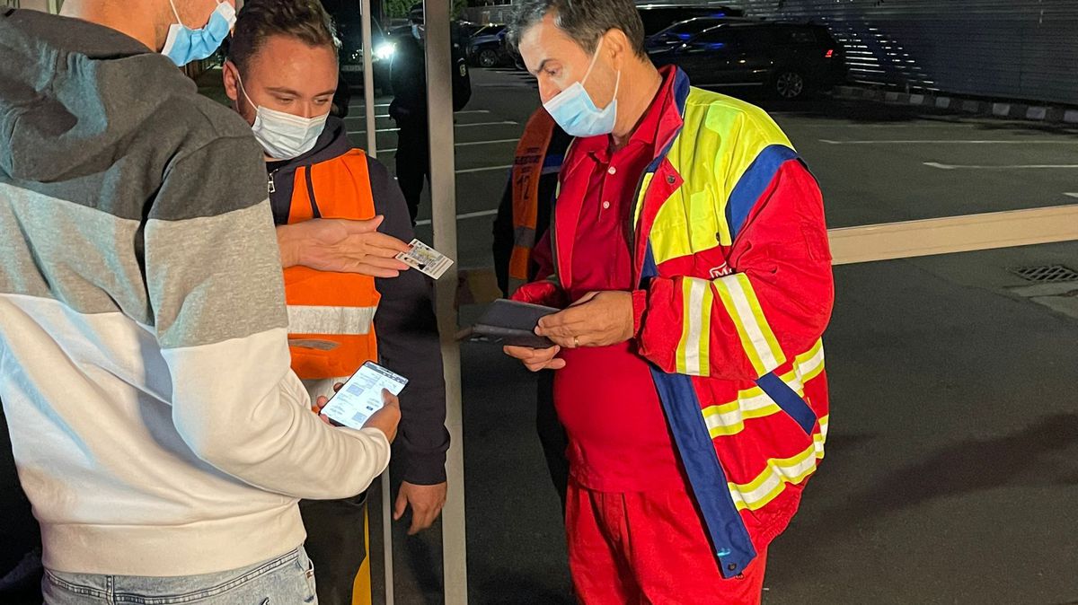 Imagini frapante surprinse de GSP la intrarea pe „Ilie Oană”, la meciul Chindia - FCSB » Cum se face accesul fanilor, în plin val 4 al pandemiei de Covid-19