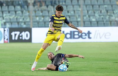 „Vicleanul” Dennis Man menține Parma pe primul loc cu un gol de 3 puncte: „Finalizare încântătoare”