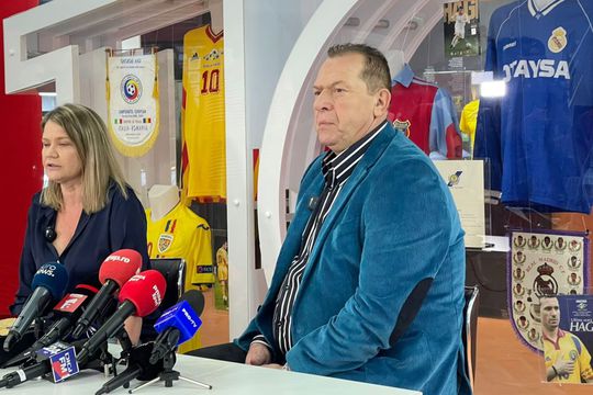 Mănușile cu care Helmuth Duckadam a scris istorie la Sevilla au părăsit azi Muzeul Fotbalului din București și s-au întors la Montreal, în Canada, în camera lui Marco Velentir, fiul celui care a plătit 3000 de dolari pentru a le cumpăra.