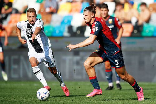 Radu Drăgușin, în dreapta, în Udinese - Genoa // foto: Guliver/gettyimages