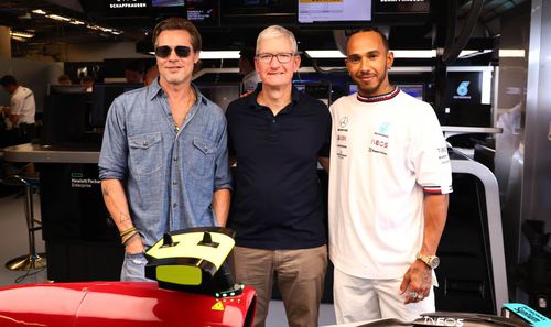 Tim Cook, CEO Apple, între Brad Pitt și Lewis Hamilton, foto: Imago