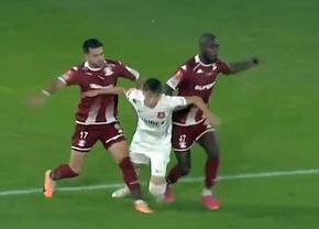 Final încins la Sibiu » Hermannstadt a cerut penalty la ultima fază, după ce Braun și Pănoiu l-au „strivit” pe Oroian