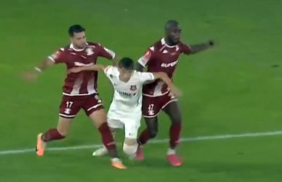 Final încins la Sibiu » Hermannstadt a cerut penalty la ultima fază, după ce Braun și Pănoiu l-au „strivit” pe Oroian: „Contact evident!”