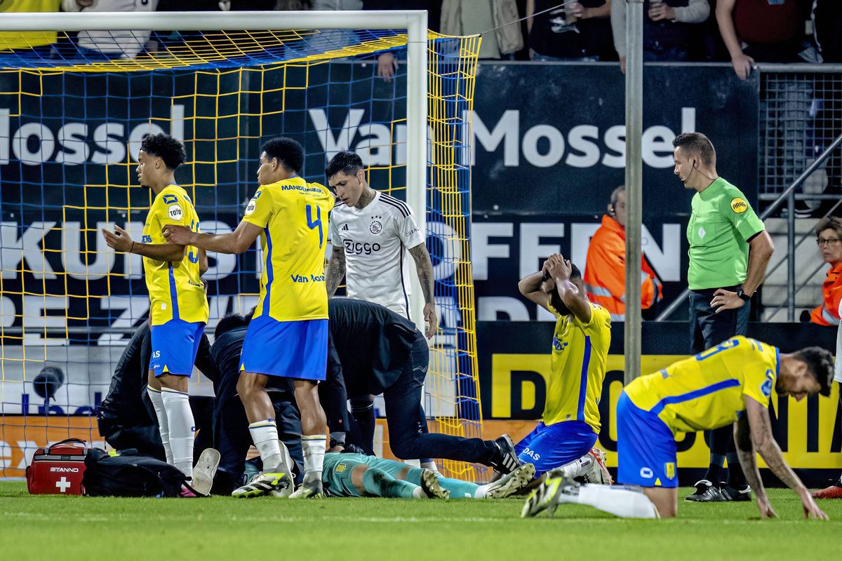 Dramă pe gazon în Waalwijk - Ajax! Portarul Etienne Vaessen a fost la un pas de moarte