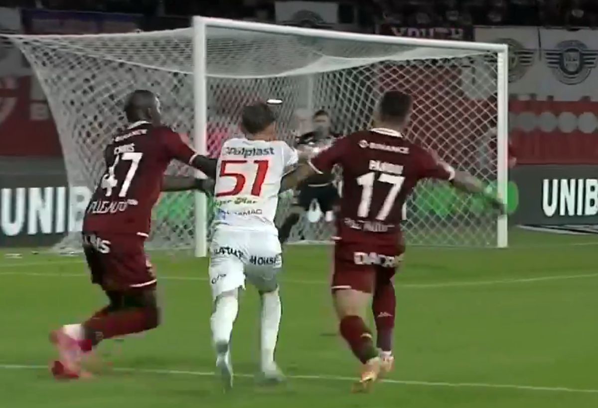 Final încins la Sibiu » Hermannstadt a cerut penalty la ultima fază, după ce Braun și Pănoiu l-au „strivit” pe Oroian: „Contact evident!”