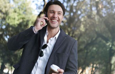 Efectul „strălucitor” pe care îl vor avea fațetele dentare în viața unui bărbat!