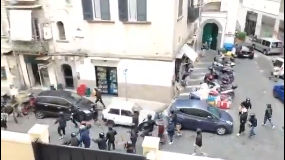 Șocant: suporter cu arma în mână lângă hotelul lui Sporting înainte de duelul din Liga Campionilor » Multiple conflicte pe străzi