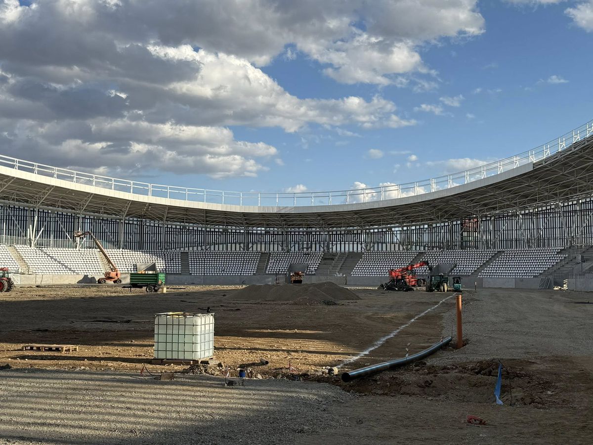S-a montat gazonul pe cea mai controversată arenă din România » Urmează inaugurarea