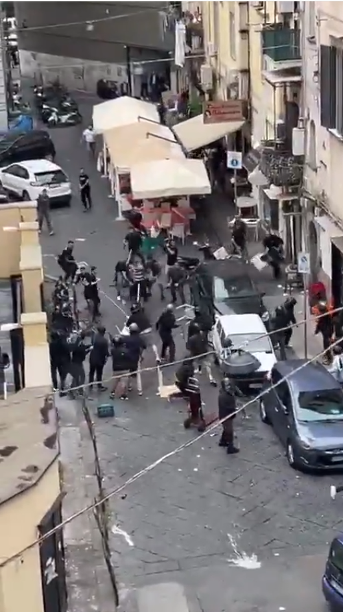 Șocant: suporter cu arma în mână lângă hotelul lui Sporting înainte de duelul din Liga Campionilor » Multiple conflicte pe străzi