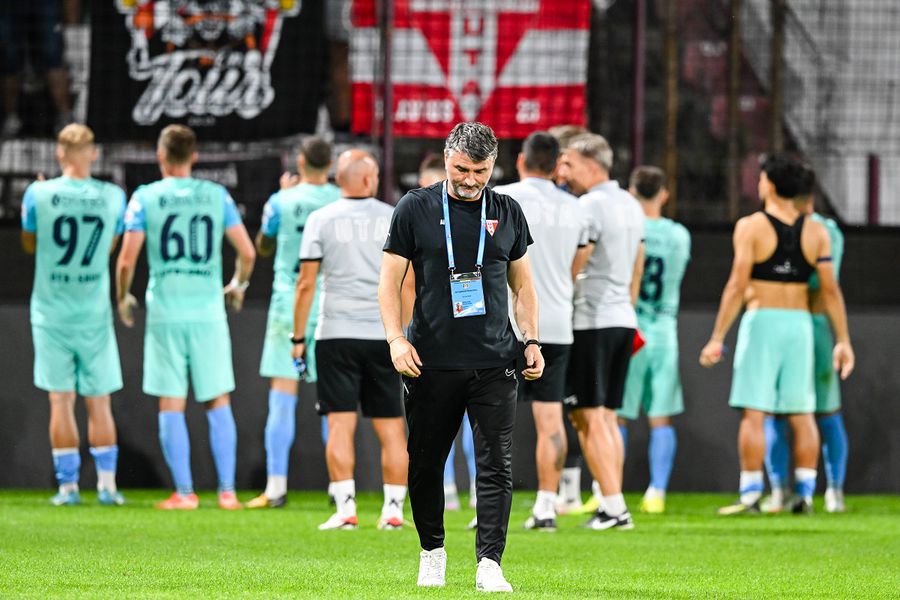 Adrian Mihalcea se va putea baza pe Stolnik și Odada pentru duelul cu FC Botoșani. Rămâne de văzut dacă noile transferuri de la UTA sunt în formă fizică optimă pentru joc. Foto: Imago Clubul din Superliga a scăpat de interdicția la transferuri » Primii doi jucători legitimați